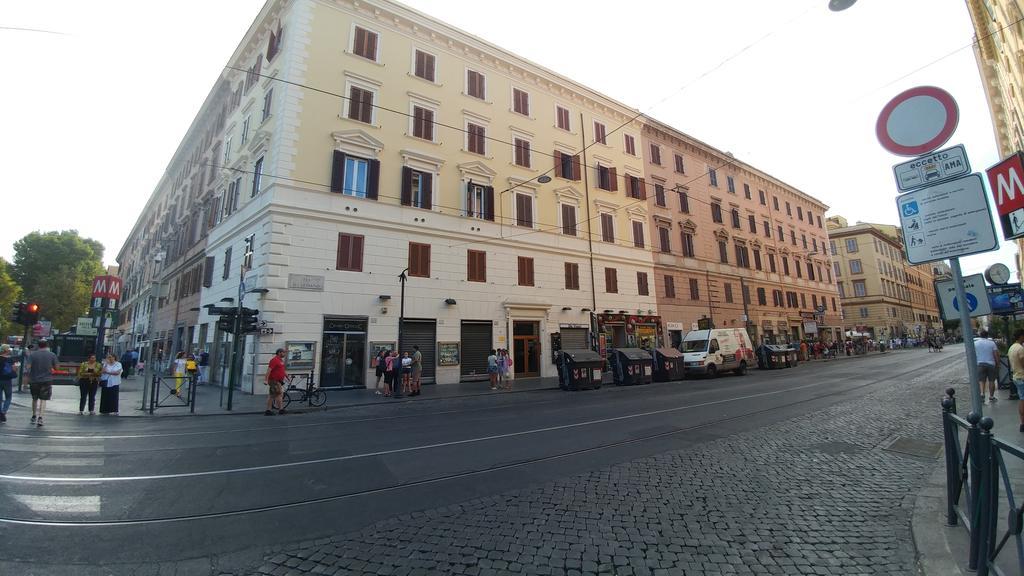 Luca'S Vatican Hospitality Рим Екстер'єр фото